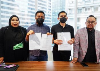 Peguam, Muhamad Akmal Arif Shamsul Kahar (paling kanan), dan Ainur Rabiatuadawiyah Hassim (paling kiri), bersama mangsa pada sidang akhbar mengenai penipuan pelaburan yang dikaitkan dengan Zamsaham, di Binjai 8, di sini, semalam.-UTUSAN/ SHIDDIEQIIN ZON