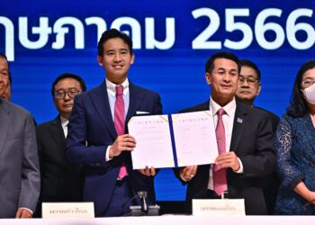 PEMIMPIN Move Forward, Pita Limjaroenrat (tengah) dan ketua Pheu Thai, Cholanan Srikaew (tengah kanan) menandatangani perjanjian pakatan di Bangkok pada 22 Mei lalu. - AFP
