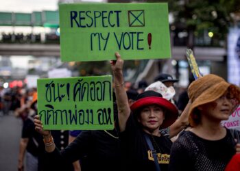 ORANG ramai menyertai protes menyokong Parti Move Forward di Bangkok pada Julai lalu. - AFP