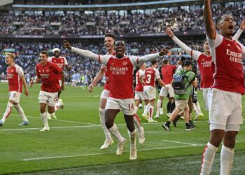 Barisan pemain Arsenal meraikan kemenangan mereka menjulang Piala Perisai Komuniti selepas menewaskan Manchester City 4-1 menerusi sepakan penalti selepas kedua-dua pasukan terikat 1-1 dalam masa sebenar di Stadium Wembley, London hari ini. (AFP)