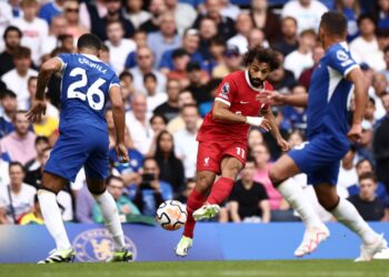 Penyerang Liverpool, Mohamed Salah cuba melepasi kawalan pemain Chelsea dalam aksi Liga Perdana Inggeris 2023/2024 yang berlangsung di Stamford Bridge, London hari ini (FOTO: AFP)