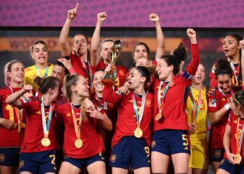 Barisan pemain Sepanyol meraikan kejayaan mereka menjulang trofi Piala Dunia selepas menumpaskan England 1-0 dalam aksi final yang berlangsung di Stadium Australia, Sydney hari ini (FOTO: AFP)