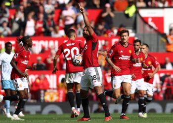 Pemain tengah Manchester United, Casemiro meraikan jaringannya selepas membantu Red Devils mencatatkan kemenangan 3-2 ke atas Nottingham Forest di Old Trafford hari ini. (FOTO: AFP)