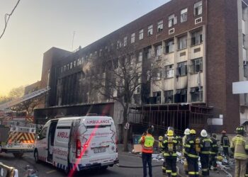 KEBAKARAN besar berlaku di sebuah bangunan lima tingkat di tengah Johannesburg. - AGENSI