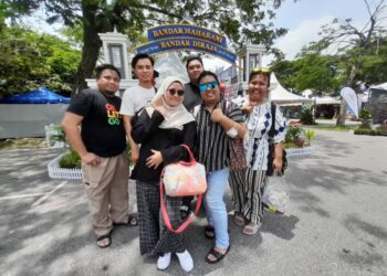 LIEN Sapari (depan, kiri) dan suami Zulkifly Zainol (belakang, dua dari kiri) bersama rakan-rakannya mengunjungi MJF 2023 di Puteri Harbour, Iskandar Puteri, Johor.