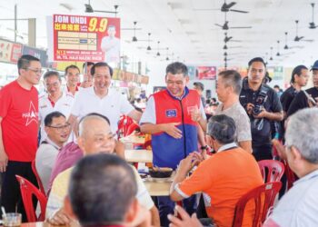 NG Yak Howe (dua dari kiri) membantu Nazri Abdul Rahman berkempen bagi PRK DUN Simpang Jeram di Pusat Hawker 99, Muar, Johor. - UTUSAN/SHIDDIEQIIN ZON