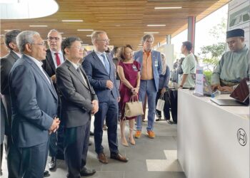 CHOW Kon Yeow melawat tapak pengeluaran ‘bank-end’ semikonduktor yang dibangunkan oleh Bosch di Batu Kawan, semalam. – UTUSAN/SITI NUR MAS ERAH AMRAN