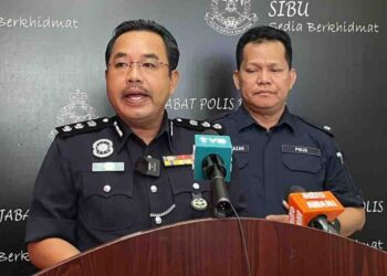 ZULKIPLI (kiri) bercakap dalam sidang media di Ibu Pejabat Polis Sibu hari ini.