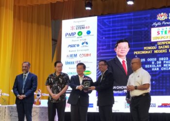 CHANG Lih Kang (dua dari kanan) menerima cenderamata daripada Chow Kon Yeow sempena STEM Showcase '23 Minggu Sains Negara Peringkat Pulau Pinang, di Sekolah Menengah Persendirian Han Chiang, George Town, Pulau Pinang hari ini.