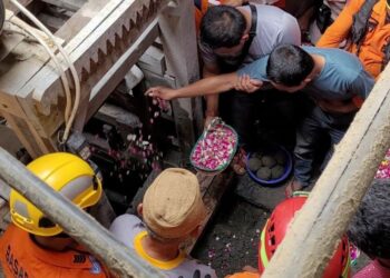 AHLI keluarga menabur bunga di lokasi lapan pekerja terperangkap di Desa Pancurendang di wilayah Banyumas, Jawa Tengah kelmarin.-AGENSI