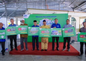 ABDUL Hakim Amir Osman (lima kanan) bersama wakil surau terpilih yang akan menerima dana daripada kempen 1Bulan 1Wakaf anjuran PPZ-MAIWP di Kuala Lumpur, semalam. - UTUSAN/M FIRDAUS M JOHARI