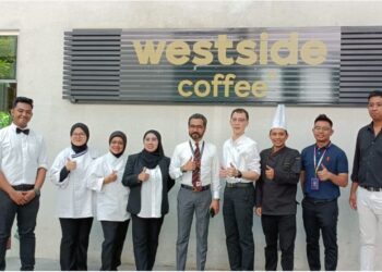 PHILIP Ko (empat kanan) bersama kakitangan restoran Westside Coffee.