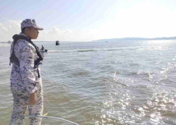 OPERASI Carilamat kanak-kanak hilang di perairan Tanjung Batu, Sandakan semalam.-IHSAN MARITIM