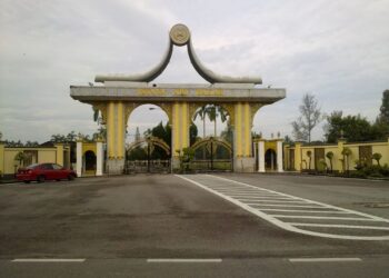 IDENTITI Pekan sebagai bandar diraja perlu ditonjolkan selepas daerah berkenaan dinaik taraf sebagai Majlis Perbandaran Pekan (MPP) berkuatkuasa 30 Julai lalu.