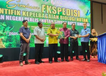 MOHD. Ridza Awang (empat dari kiri) dan Megat Hashirat Hassan (tiga dari kiri) merasmikan buku Birds of Perlis State Park@ Wang Kelian, Perlis dan A Photographic Guide Book Birds of Perlis State Park sempena penutupan seminar Ekspedisi Saintifik Kepelbagaian Biologi Hutan Taman Negeri Perlis
di sebuah hotel di Kangar, Perlis semalam.- UTUSAN/SYED AZLAN SAYID HIZAR