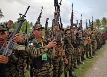 MENGIKUT perjanjian, seramai 40,000 anggota MILF akan menyertai proses decommission untuk melaksanakan perjanjian damai yang dipersetujui. - AFP