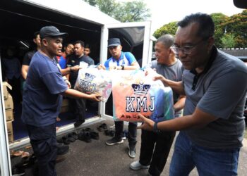 PARA petugas memasukkan barangan dan cenderamata ke dalam kenderaan yang akan diberikan kepada orang ramai sempena KMJ 2023.