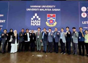 MAT Salleh Ayub (lima kiri) bersama Mohd. Rahimie Abdul Karim (tujuh kiri) semasa lawatan ke HNU, Korea Selatan baru-baru ini.