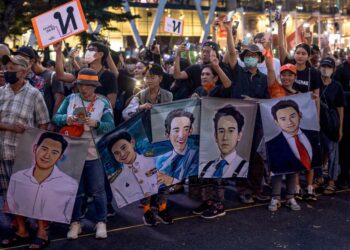 PENYOKONG MFP memegang potret Pita Limjaroenrat dalam satu demonstrasi diadakan di Bangkok, Thailand. - AFP
