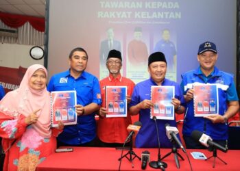 AHMAD Jazlan Yaakob (dua dari kanan) bersama barisan pemimpin memegang manifesto PH-BN selepas Majlis Pengisytiharan Tawaran Kepada Rakyat Kelantan Sempena PRN Kelantan di Kota Bharu, Kelantan, semalam. - MINGGUAN/KAMARUL BISMI KAMARUZAMAN