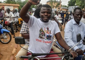 SEORANG penunjuk perasaan memakai baju yang tertera tulisan menyokong junta tentera di Niamey, Niger. - AFP