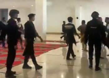 TANGKAP layar video yang menunjukkan pasukan polis masuk ke dalam masjid sambil memakai kasut. - AGENSI