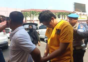 SUSPEK ditahan polis selepas disyaki membunuh pelajar junior di Universiti Indonesia. - AGENSI