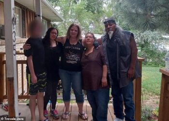 CRISTINE Vance (dua dari kiri) dan Rebecca Vance (empat dari kiri) ditemui mati di Hutan Negara Gunnison di Colorado.-AGENSI