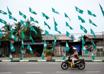 SELEPAS tamat minggu pertama kempen PRN, kedudukan Pas di beberapa kawasan DUN Kelantan mulai goyah ketika ini sekali gus memberi peluang kepada BN-PH untuk menang. - UTUSAN/KAMARUL BISMI KAMARUZAMAN