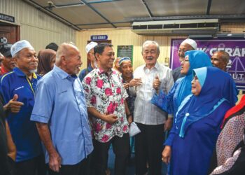 MUHAMMAD Pehimi Yusof (tiga, kiri) beramah mesra bersama pesara dan veteren UMNO di pejabat DUN Kota Putera, Besut. –  UTUSAN/PUQTRA HAIRRY ROSLI