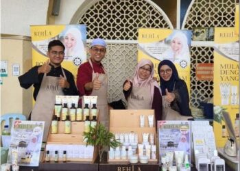 MOHD. Zul Helmi Rozaini (dua dari kiri) bersama rakan perniagaannya mempromosi produk Rehla di Pusat Islam Sultan Mahmud UMT  Gong Badak, Kuala Nerus, baru-baru ini. – UTUSAN/KAMALIZA KAMARUDDIN