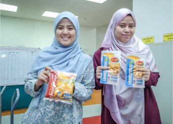 NURUL Syahidah (kiri) dan Maisarah menunjukkan Mayonis jenama Jasma keluaran syarikat mereka. 
– UTUSAN/M FIRDAUS 
M JOHARI.