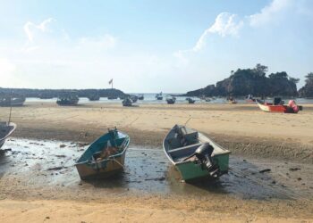 KEADAAN beberapa buah bot yang tersadai di  muara Sungai Kemasik yang cetek di Kemasik, Kemaman. - UTUSAN/NIK NUR IZZATUL HAZWANI NIK ADNAN
