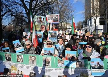 PENUNJUK perasaan menyertai demonstrasi menentang IRGC di tengah London, pada Januari lalu. - AFP