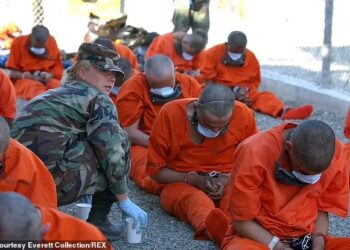BANDUAN yang ditahan di penjara Teluk Guantanamo pada tahun 2002. - REX