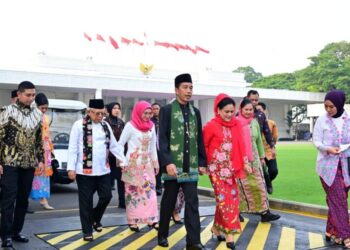 JOKO Widodo dan isterinya, Irina menghadiri majlis Istana Berkebaya di Istana Merdeka, Jakarta. - AGENSI