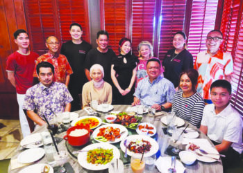 TUANKU Syed Faizuddin Putra Jamalullail berkenan melancarkan promosi makanan Perlis di Restoran Belacan Grill Malaysian Bistro 
di Tustin, California, baru-baru ini.