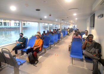 PENUMPANG menggunakan perkhidmatan feri baharu yang menggantikan feri ikonik Pulau Pinang. 
– UTUSAN/IQBAL HAMDAN