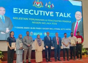 Hee Sem (lima dari kanan) pada Majlis Perasmian Penutupan Program Pendidikan Perburuhan Bil 3/2023: Executive Talk Melestari Perumahan dan Penginapan Pekerja Negeri Melaka 2023 di sebuah hotel di Ayer Keroh, Melaka.