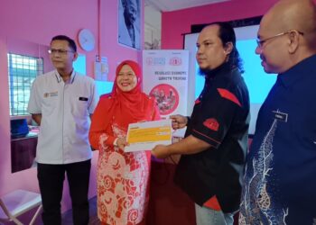 SALBIAH Mohamed (dua dari kiri) menyerahkan sumbangan RM20,000 kepada KMM yang merupakan peruntukan daripada program CSR SSM di Taiping. - UTUSAN/FADZIL ZAINOL