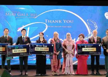 DR Adeeba Kamarulzaman (tiga dari kanan) bersama  kumpulan penaja di Malam Gala Miri MAF, di Miri.