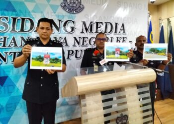 W. PUSPHANATHAN (tengah) dalam sidang akhbar di IPK Pulau Pinang menunjukkan antara kesalahan-kesalahan dilakukan oleh pihak tidak bertanggungjawab semasa kempen PRN di Pulau Pinang berlangsung.