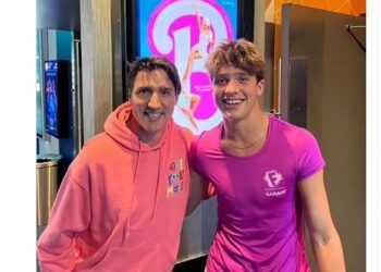GAMBAR menunjukkan Justin Trudeau bersama anaknya, Xavier bergambar di hadapan poster filem Barbie. - AGENSI