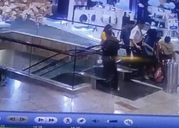 TANGKAP layar rakaman CCTV menunjukkan dua keluarga bergaduh ekoran kereta tolak bayi tersekat di eskalator di Surabaya. - AGENSI