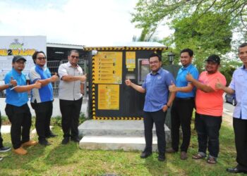 FAIZUAN ABDULLAH  (empat dari kiri) menunjukkan  kiosk OIL2WANG di Surau Taman Flora Pulai, Johor Bahru.