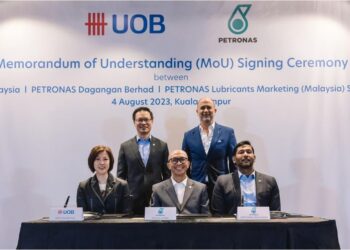 MAJLIS  menandatangani kerjasama strategik antara UOB Malaysia, Petronas Dagangan Berhad dan Petronas Lubricants Marketing.