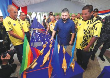 TUNKU ISMAIL SULTAN  IBRAHIM melihat reka bentuk dan mendengar penerangan tentang permainan jong semasa konvoi KMJ 2023 singgah di Taman Rekreasi Rambah, Pontian.