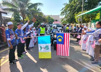 CHOW Kon Yeow (dua dari kiri) ketika  menyempurnakan pelepasan 200 perserta program Jaulah Merdeka 4.0 2023 di Masjid Jamek Jelutong, George Town, Pulau Pinang hari ini.