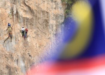 MUHAMMAD Amirul Baharti bersama beberapa pendaki dari Itali dan tempatan berjaya meneroka laluan baharu dan menetapkan aspek-aspek keselamatan di Bukit Keteri Selatan, Perlis semalam.- UTUSAN/MOHD. SAFUAN SALAHUDIN