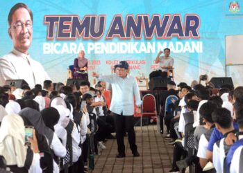 ANWAR Ibrahim ketika berucap pada program Temu Anwar: Bicara Pendidikan Madani di Kolej Matrikulasi Pulau Pinang di Kepala Batas, hari ini. – Pic: IQBAL HAMDAN